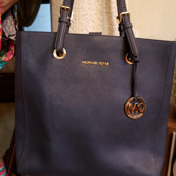 Michael Kors Handbags - Michael Kors Tote in Pristine condition